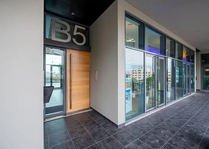 Apartament Sky View - Spacious With Pool & Gym