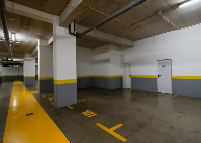 Sky View - Spacious With Pool & Gym Apartament