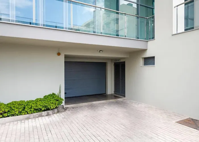 Sky View - Spacious With Pool & Gym *